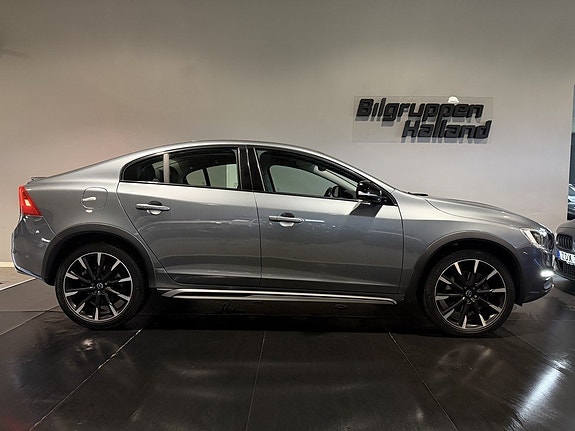 Volvo S60 Cross Country 7 of 30