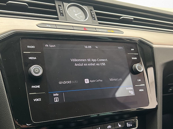 Volkswagen Passat 21 of 30