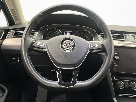 Volkswagen Passat 14 of 30