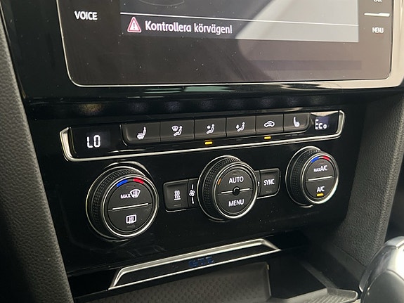 Volkswagen Passat 22 of 30