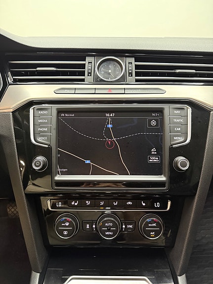 Volkswagen Passat 10 of 15