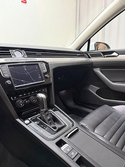 Volkswagen Passat 9 of 15