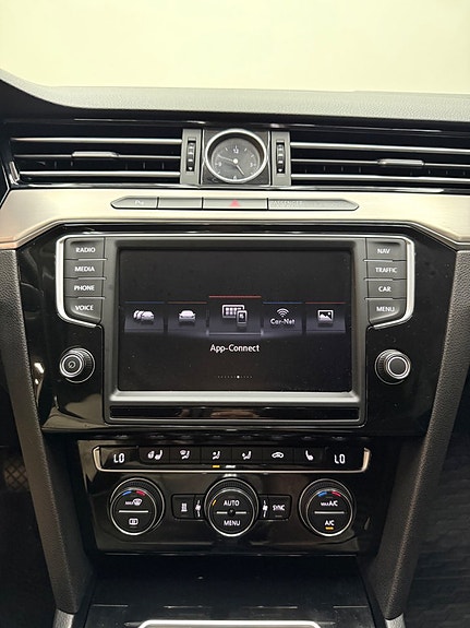 Volkswagen Passat 11 of 15