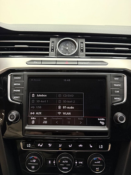 Volkswagen Passat 12 of 15