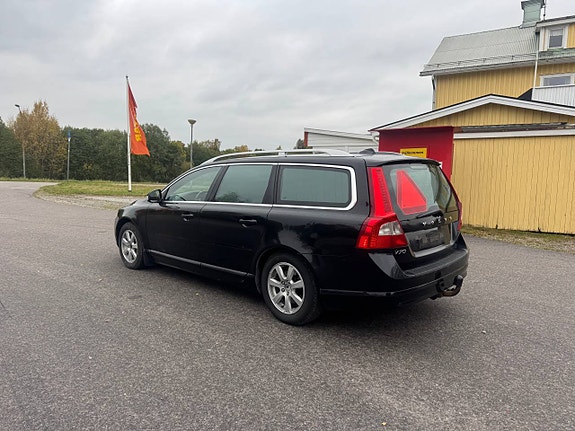 Volvo V70 2 of 8