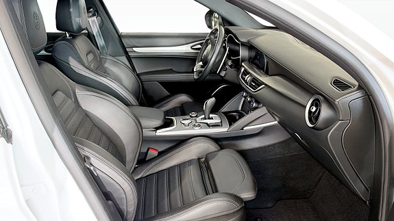 Alfa Romeo Stelvio 3 of 9