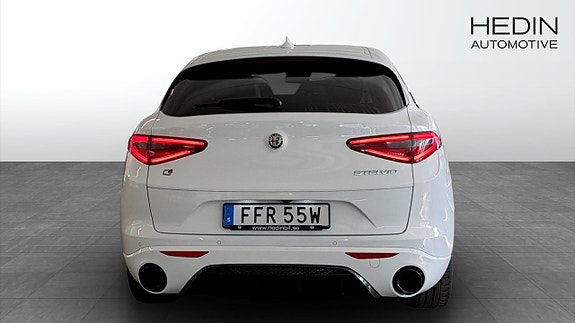 Alfa Romeo Stelvio 7 of 9