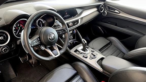 Alfa Romeo Stelvio 4 of 9