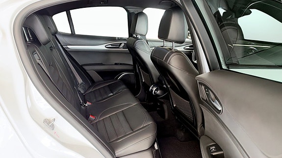 Alfa Romeo Stelvio 5 of 9