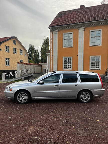 Volvo V70 4 of 5