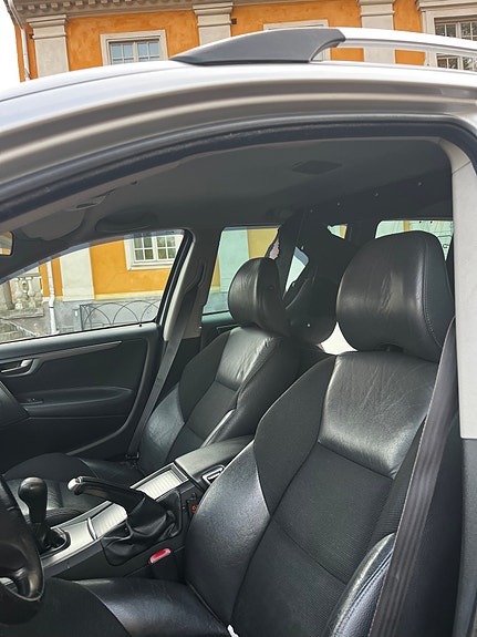 Volvo V70 3 of 5