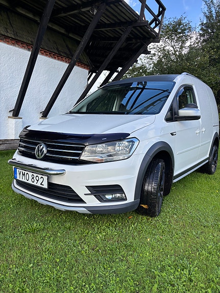 Volkswagen Caddy Alltrack 2 of 5
