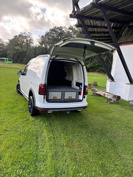 Volkswagen Caddy Alltrack 3 of 5