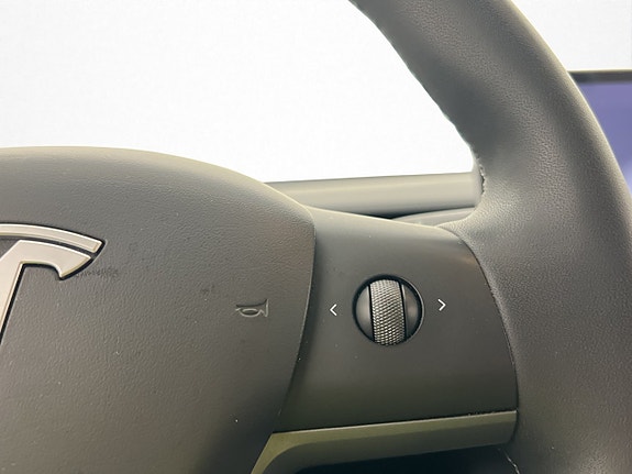 Tesla Model Y 19 of 30