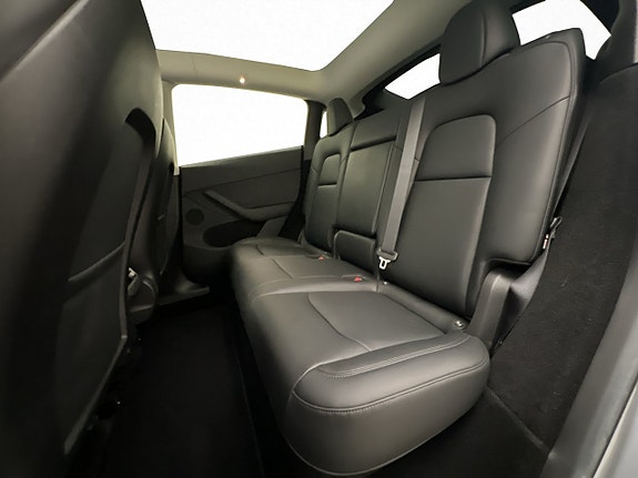 Tesla Model Y 28 of 30