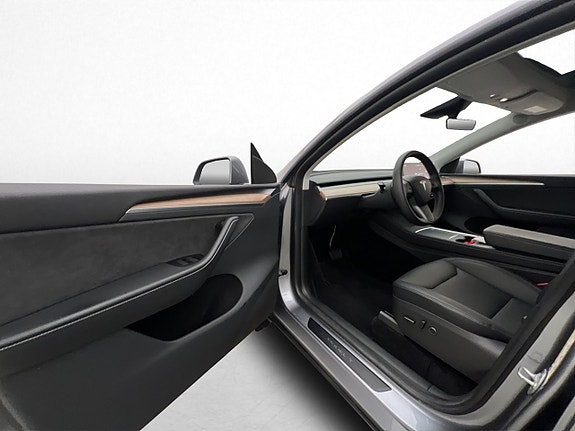 Tesla Model Y 13 of 30