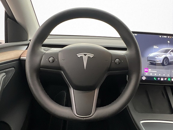 Tesla Model Y 17 of 30