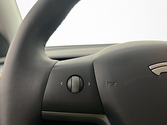 Tesla Model Y 18 of 30