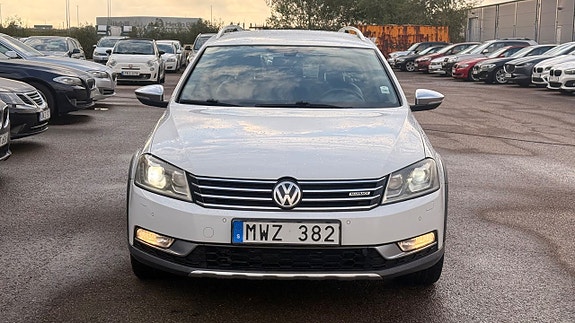 Volkswagen Passat Alltrack 2 of 25