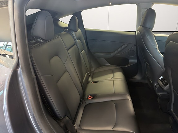 Tesla Model Y 17 of 24