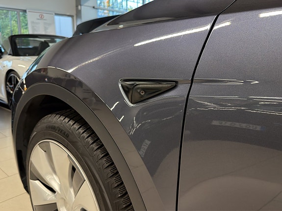 Tesla Model Y 22 of 24