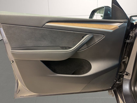 Tesla Model Y 9 of 24