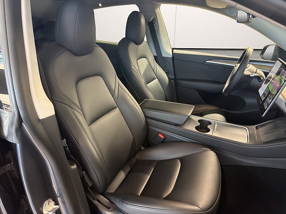 Tesla Model Y 21 of 24
