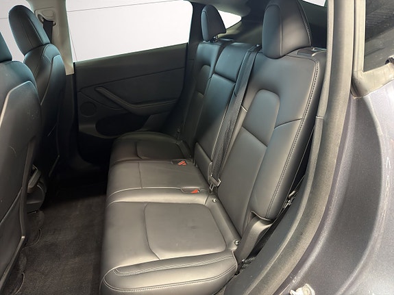 Tesla Model Y 19 of 24