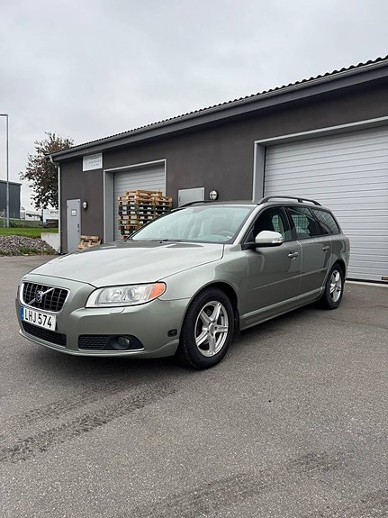 Volvo V70 2 of 5