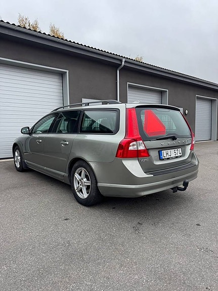 Volvo V70 3 of 5