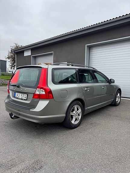 Volvo V70 4 of 5