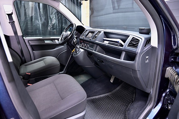 Volkswagen Caravelle 10 of 18