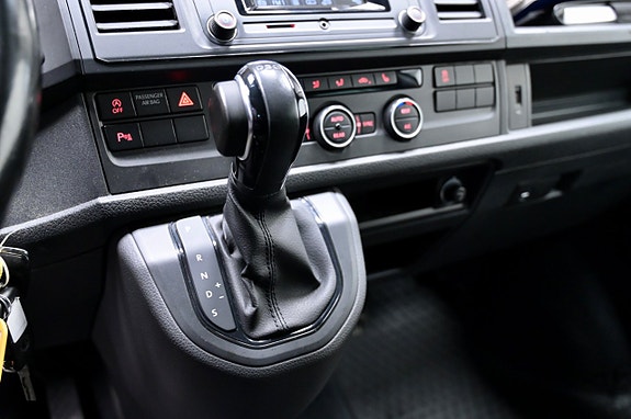 Volkswagen Caravelle 16 of 18