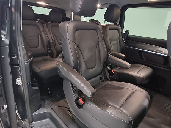 Mercedes-Benz V300 9 of 15