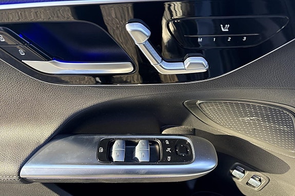Mercedes-Benz C300 10 of 23