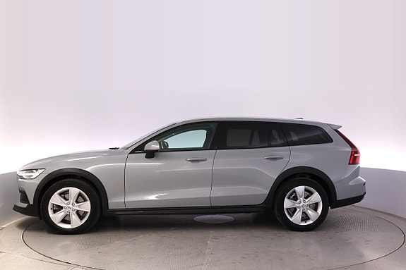 Volvo V60 Cross Country 2 of 16