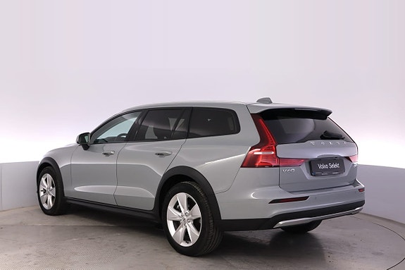 Volvo V60 Cross Country 3 of 16