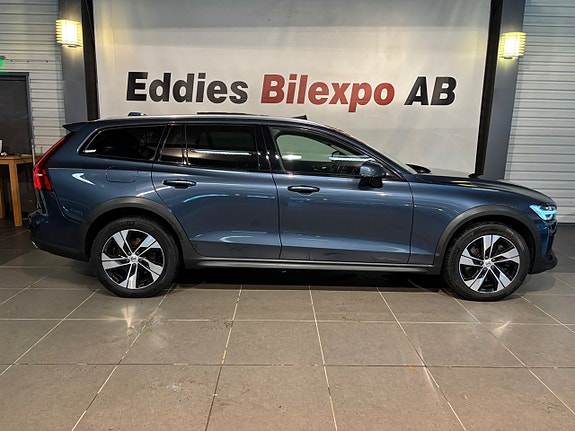 Volvo V60 Cross Country 3 of 15