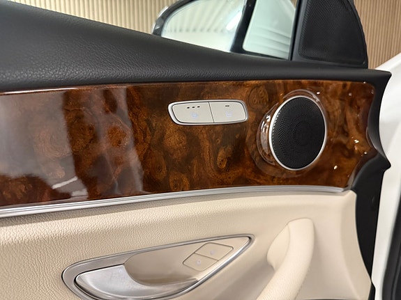 Mercedes-Benz E200 11 of 26
