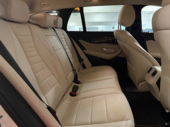 Mercedes-Benz E200 21 of 26