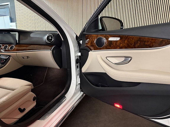 Mercedes-Benz E200 22 of 26