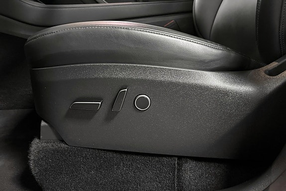 Tesla Model Y 19 of 25
