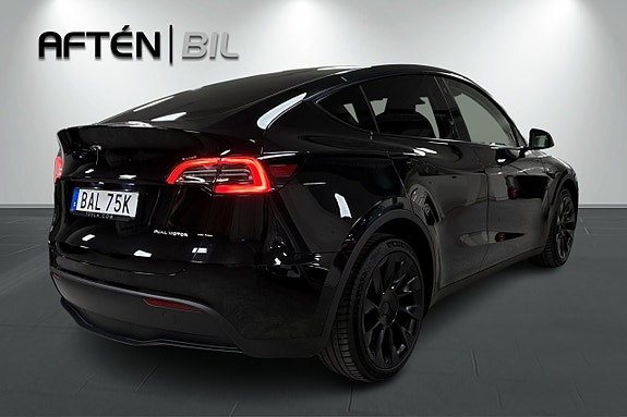 Tesla Model Y 10 of 25