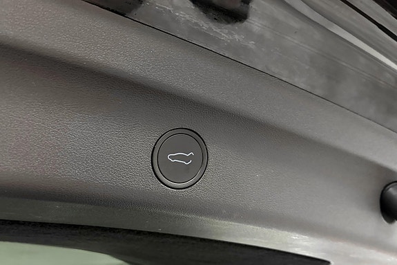 Tesla Model Y 18 of 25