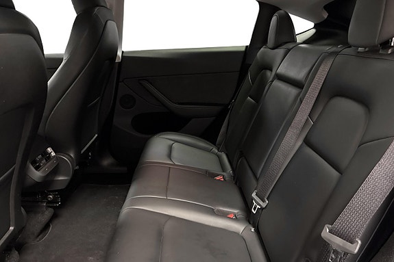 Tesla Model Y 16 of 25