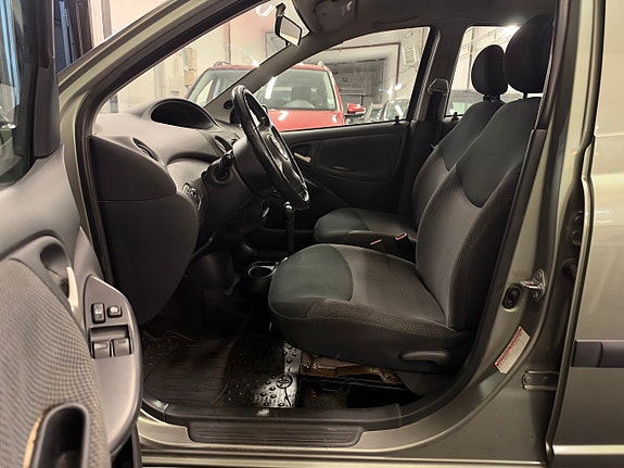 Toyota Yaris 13 of 22