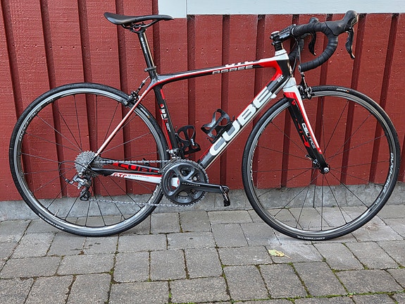 Cube landsvägscykel i kolfiber. Powermeter ingår.