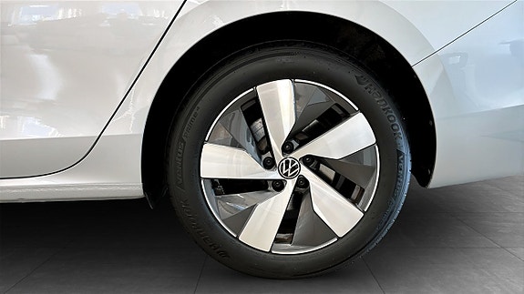 Volkswagen Passat 6 of 12