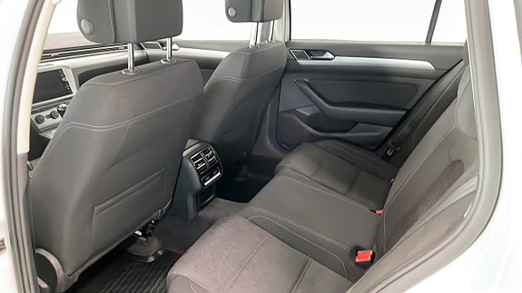 Volkswagen Passat 11 of 13