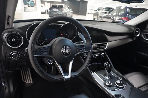 Alfa Romeo Giulia 2 of 14